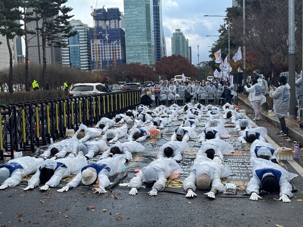 전국장애인부모연대(이하 부모연대)가 지난 11월 26일 국회를 향해 내년도 발달장애 예산 확대를 촉구하며, 오체투지를 하고 있다.ⓒ전국장애인차별철폐연대