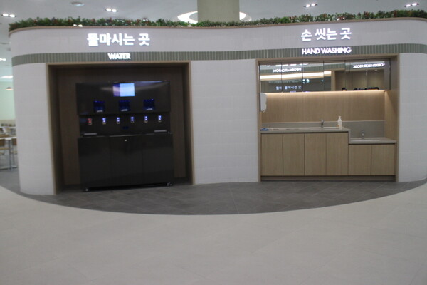 서부내륙고속도로 예산예당호휴게소 내부 ‘물을 먹는 곳’과 ‘손 씻는 곳’도 밑에 휠체어가 들어갈 공간이 없고, 시각장애인 관련 편의시설도 없어 이용하지 못한다. ©박종태