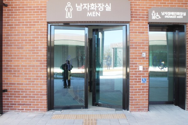 서부내륙고속도로 예산예당호휴게소 남녀비장애인화장실 입구 벽면에는 시각장애인이 손끝으로 만져 성별을 알 수 있는 점자표지판이 설치됐다. 하지만 점자블록이 앞바닥이 아닌 출입문 가운데에 설치돼 있어 시각장애인이 점자표지판을 인지하기 힘들다. ©박종태