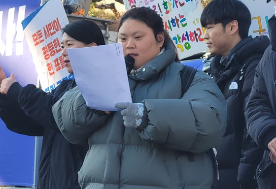 18일 서울중앙지방법원 앞에서 ‘발달장애인의 공직선거에 대한 정보접근권 보장을 위한 차별구제청구소송 기자회견’ 소송 원고 박경인 씨. ©에이블뉴스