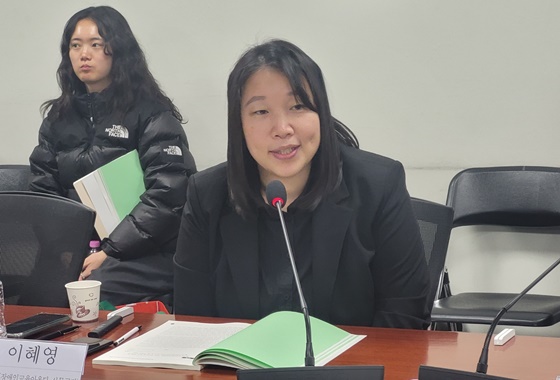 20일 오후 2시 국회의원회관에서 개최한 ‘특수교육대상학생 교육권과 특수교사 인권 보장을 위한 토론회’에서 발제하는 장애인교육아올다 이혜영 사무국장. ©에이블뉴스