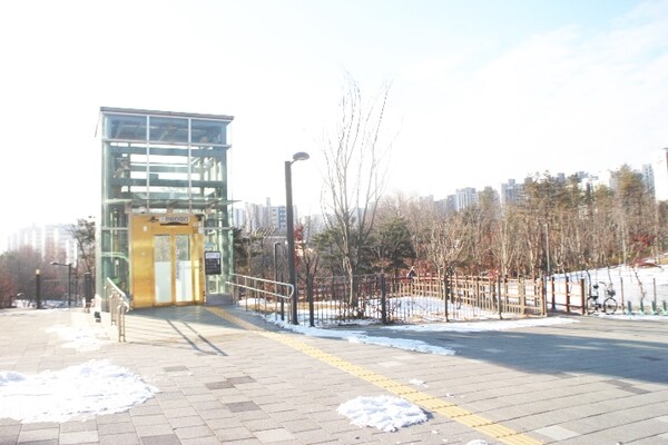 강동구 능골근린공원 무장애 데크길은 지하철 5호선 강일역 4번 출구 엘리베이터 옆으로 연결돼 있다. ©박종태