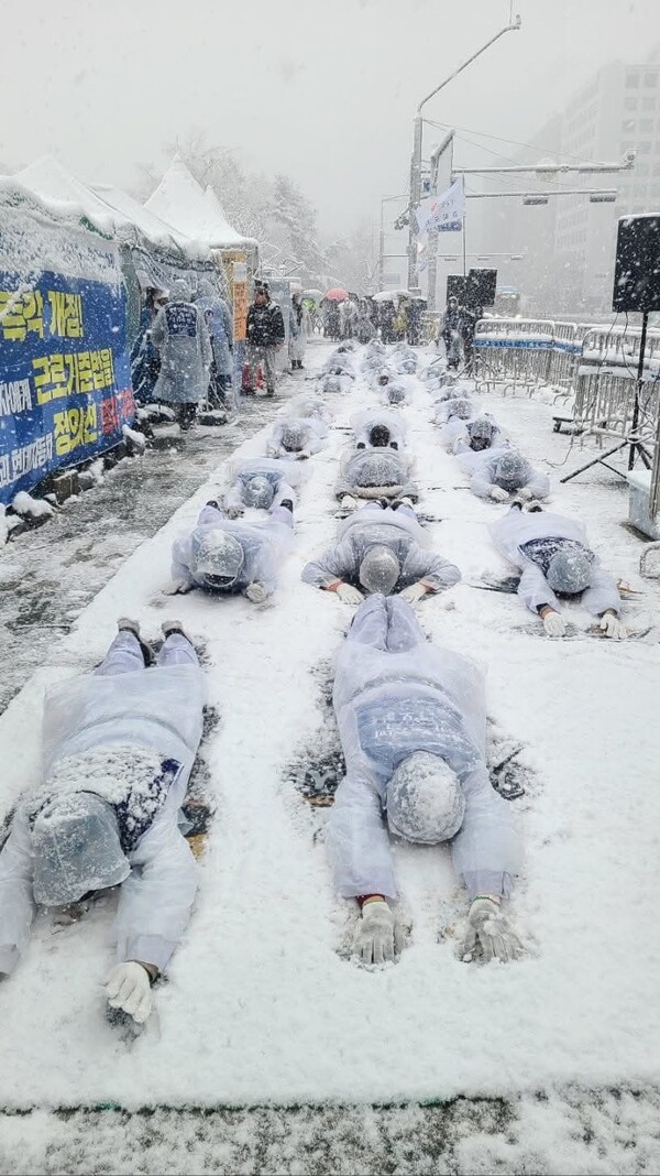 장애인부모들의 오체투지.  ©경북장애인부모회
