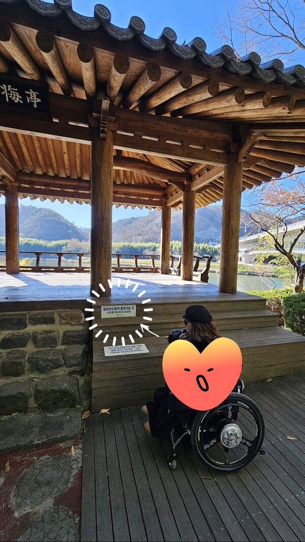 계단 앞에 휠체어 이용객 올라가는 곳