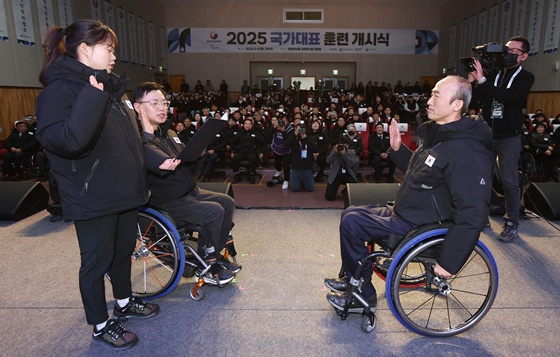 사격 김정남 선수와 조정 강현주 선수는 2025년 국가대표 훈련에 참가하는 대한민국 국가대표 선수단을 대표해서 선서문을 낭독했다. ©대한장애인체육회