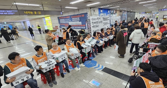 전국장애인야학협의회는 4일 오후 2시 국회의사당역에서 ‘장애인평생교육법 제정 촉구 23명 삭발 투쟁 및 권리 팔만대장경 선포 결의대회’를 개최했다. ⓒ전국장애인야학협의회