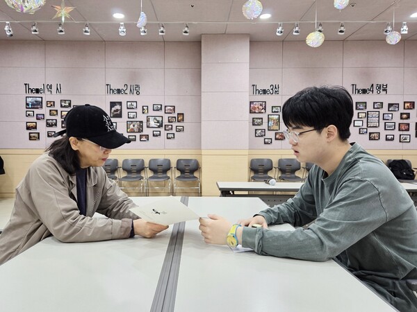 인터뷰 중인 서혜정 성우와 김익환 칼럼니스트