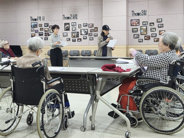 어르신들과 낭독 수업 중인 서혜정 성우