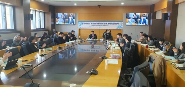 지난 2월 27일 ‘보편적 건강 보장을 위한 의료급여 개혁 방안 모색’이란 제목의 토론회가 서울대학교 법학전문대학원 서암홀에서 개최됐던 전경. ⓒ이원무