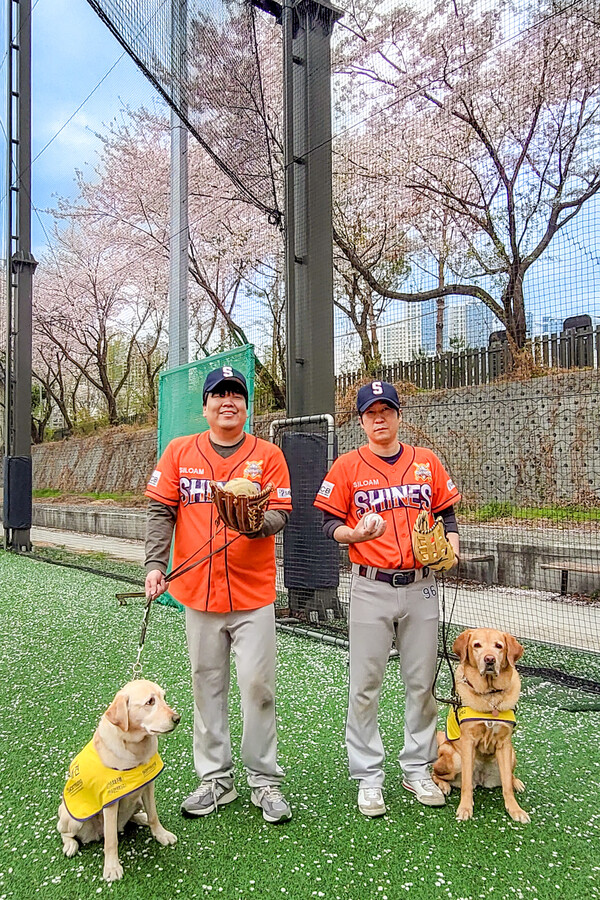 국내 첫 시각장애인 야구단 '실로암 샤인즈' 가 '제45회 장애인의 날'을 맞아 오는 20일 두산베어스 구단의 초청으로 잠실야구장에서 열리는 기아타이거즈와의 경기에서 시구와 시타를 진행한다. ⓒ실로암시각장애인복지관