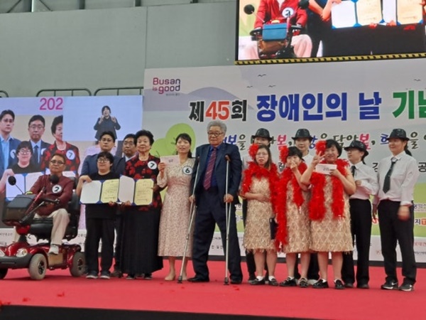 조창용 회장 가요대회 시상. ⓒ이복남