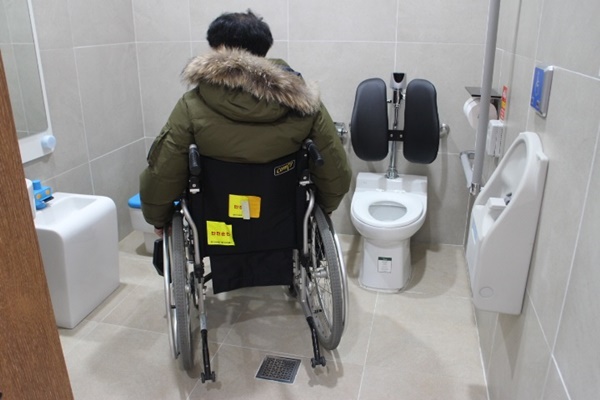 휠체어 탄 장애인 모습.ⓒ에이블뉴스DB