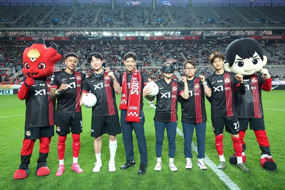 지난 19일 서울월드컵경기장에서 열린 ‘하나은행 K리그1 2025’ 9라운드 FC서울과 광주FC 경기에 앞서 주정훈, 김황태, 김희진 선수가 FC서울 선수들과 기념촬영을 하고 있다. ⓒFC서울