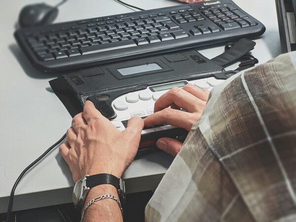 스크린 리더를 사용하는 시각장애인 Unsplash
