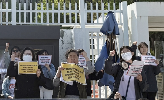 ‘제주장애인권익옹호기관과 제주장애인권포럼은 성폭력 사건 책임지고 사과하라’는 피켓을 들고 있는 기자회견 참가자들. ⓒ장애인차별금지추진연대