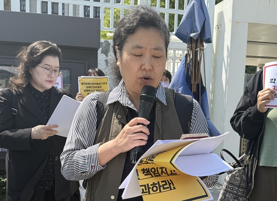28일 오후 2시 정부서울청사 본관 앞에서 개최된 ‘권익옹호기관 조사관에 의한 성폭력 사건 묵인한 제주장애인권익옹호기관과 보건복지부 규탄 기자회견’에서 발언하는 제주장애인권익옹호기관성폭력사건공동대책위원회 진영림 대표. ⓒ장애인차별금지추진연대