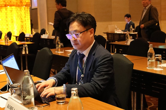 ѱ ߿ڸ(SCE Korea, Inc.) (Daniel Hark Sohn) ǥ̻簡 37 ƽþ  ǥȭȸ(ASTAP) ټ 뼺  ׷(Expert Group on Accessibility and Usability, EG-AU)  ƴ. ©߿ڸ