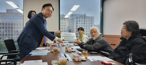 ö󿬴(忬)  9  ǵ ̷뼾Ϳ     ù ȫ Ǻ  ,  Żü  ӹ޾Ҵ.ö󿬴