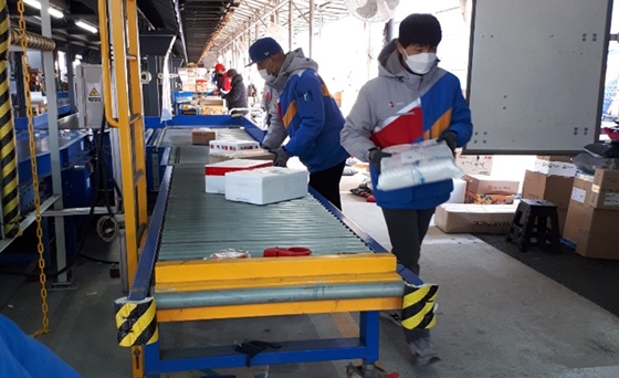 한국장애인고용공단 인천지사와 주식회사 에스알로지스틱스와 함께 발달장애인 택배 인수 도우미 직무를 개발했다. 물류센터에서 일하고 있는 발달장애인 근로자 모습. ⓒ에이블뉴스DB