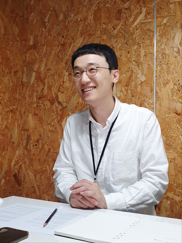 일하면서 느꼈던 행복에 대해 이야기하며 환하게 웃는 김재순 대표. ©박은경