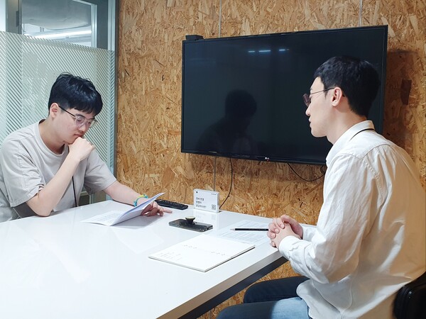 인터뷰 중인 유스보이스 김재순 대표와 필자. ©박은경