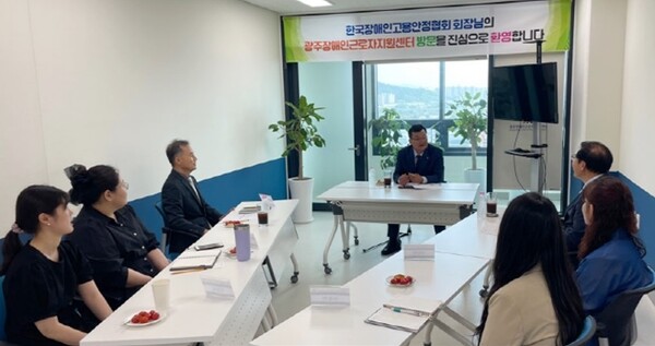 ѱΰȸ ̰ ȸ  19 αٷ͸ 湮,  ٷ   پ ȿ   Ҹ ûߴ. ©αٷ