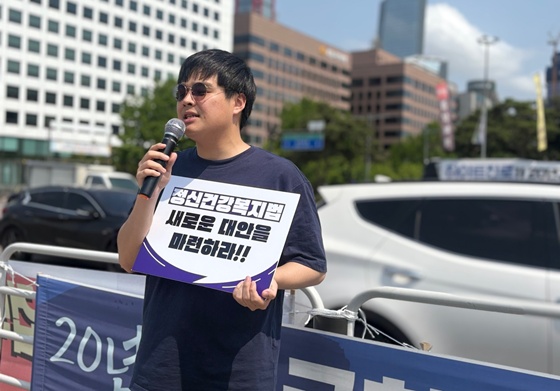 20일 오후 2시 국회 앞에서 개최된 ‘이윤을 위해 어떤 존재도 가두지 않는, 모두의 탈시설 사회 정책요구 기자회견’에서 발언하는 이한결 한국정신장애인연합회 활동가. ©모두를 위한 탈시설 행동연대
