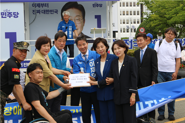 더불어민주당 진짜 대한민국 중앙선대위 장애인시민본부가 21일 경남지역 장애인 및 장애인 가족 3만2834명 이재명 후보 지지선언과 경남 장애인단체 정책간담회에 참석했다.ⓒ서미화의원실