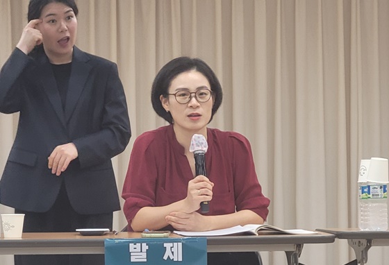 21일 오후 2시 서울 여의도 이룸센터에서 개최된 ‘인공지은 기반 금융서비스에서의 장애인 차별 해소방안 토론회’에서 발제하는 장애인권법센터 김예원 변호사. ©에이블뉴스