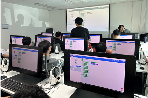 부천시장애인종합복지관은 장애인의 평생학습 기회를 넓히기 위해 경기도와 부천시가 지원하는 ‘2025년 장애인 평생교육 프로그램’으로 발달장애인을 위한 코딩 교육을 운영하고 있다고 23일 밝혔다. ©부천시장애인종합복지관