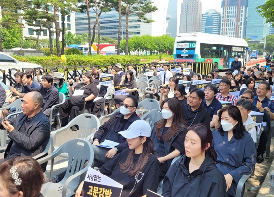 한국정신장애인연합회는 27일 오후 1시 서울 여의도 국회의사당역 4번 출구 앞에서 ‘W진병원 격리·강박 사망사건 1주기 추모제’를 진행했다. ©에이블뉴스
