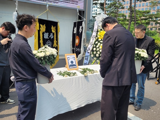 27일 오후 1시 서울 여의도 국회의사당역 4번 출구 앞에서 ‘W진병원 격리·강박 사망사건 1주기 추모제’에서 추모하는 모습©에이블뉴스