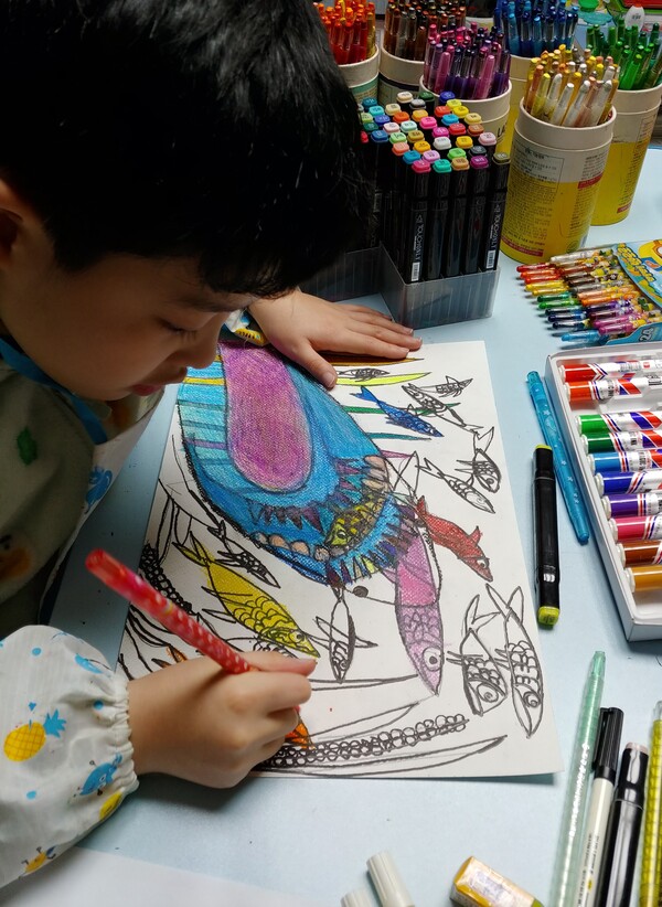 환경 다큐를 보고난 뒤 고래와 물고기를 그리는 예준이의 모습  -©장윤경
