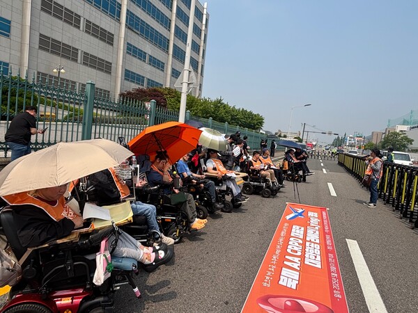 전국장애인차별철폐연대(전장연)가 28일 대항항공 본사에서 와상장애인의 6배 항공요금에 항의하며 이동권 보장을 촉구했다.ⓒ전국장애인차별철폐연대