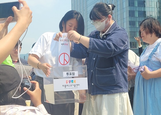 29일 이순신장군 동상 앞에서 진행된 ''발달장애인 참정권 보장 요구 기자회견'에서 발달장애인 투표보조를 요구하는 퍼포먼스를 하고 있는 피플퍼스트 성북센터 박지은 씨.