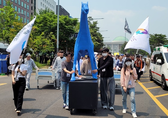 송파정신장애동료지원센터를 비롯해 17개 단체가 공동주최한 '2025 매드프라이드 서울'이 30일 서울 여의도 국회의사당역 앞에서 개최됐다. ©에이블뉴스