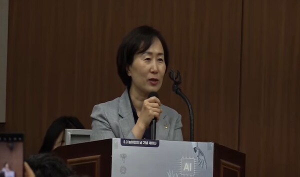 5일 오후 2시 서울시립미술관에서 개최된 ‘AI 기술 접목을 통한 수어통역센터의 기능적 역할 변화 모색 토론회’에서 토론하는 서울특별시 복지실 장애인자립지원과 조은령 과장. ⓒ서울농아인협회