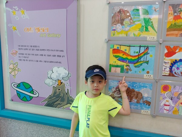 2019년  서대문 자연사 박물관 내 자신의 작품 앞에서 사진을 찍고 있는 초등2학년시절  양예준 작가. ©장윤경 