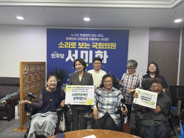 ѱαȸ(ѳ)  17 Ҿִ ȭ ǿ åȸ , ο  ο ٶ١  6 å䱸 ߴ.ѱαȸ