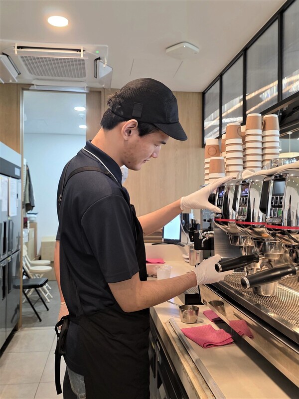 SK AX(구,SK C&C)에 취업한 김영준씨의 근무 모습.ⓒ한국장애인고용공단