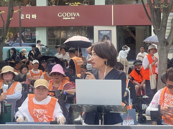 더불어민주당 서미화 의원이 기자회견 현장을 찾아 ‘김순석들’의 투쟁을 응원했다.ⓒ전국장애인차별철폐연대