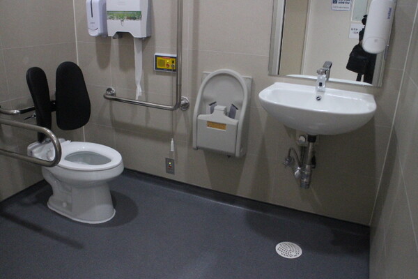 ‘서울시 장애인구강진료센터’ 남녀장애인화장실 내부는 대변기에 자동 물 내림 센서와 등받이가 설치됐다. 비상호출벨은 대변기에 앉았을 때 손이 닿는 곳에 위치해 있지만 휴지걸이는 손이 닿기에는 조금 높게 설치됐다. 세면대 양쪽에는 손잡이가 설치돼 있지 않았다. ©박종태