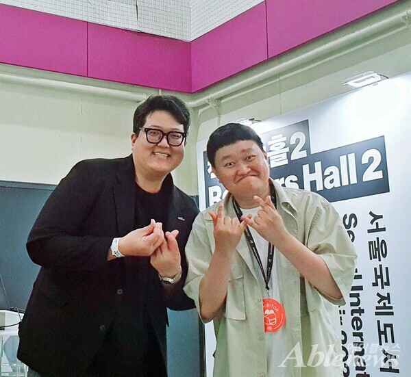 '회색인간' 김동식 작가와 함께. ©조형준