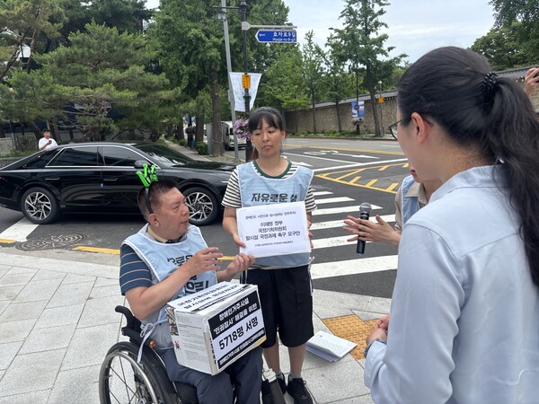 전국장애인차별철폐연대가 24일 이재명 정부 국정기획위원회 앞에서 기자회견을 갖고, ‘장애인 탈시설 실현’을 국정과제에 포함해달라고 촉구했다. 기자회견 이후 국정기획위원회에 탈시설 국정과제 촉구 서한과 함께 장애인거주시설 인권 참사 해결을 바라는 시민 5718명의 서명도 전달했다.ⓒ전국장애인차별철폐연대
