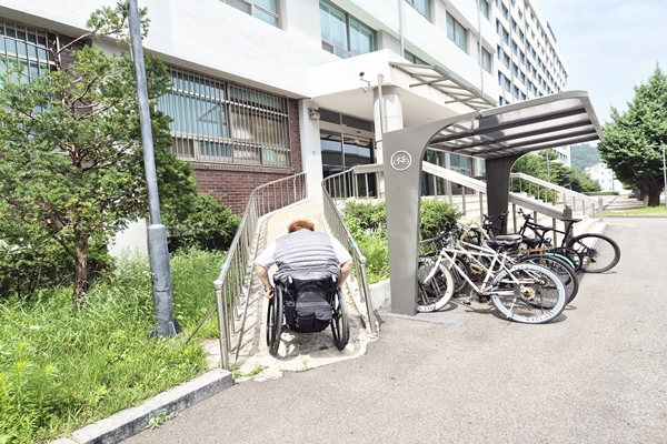 명지대학교 미래융합대학 미래교육원 입구에 설치된 경사로는 경사도가 가팔라 휠체어를 사용하는 장애인이 이용하기 매우 위험했다. ©박종태