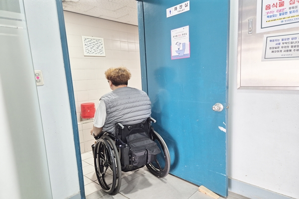 명지대학교 미래융합대학 미래교육원 1층 남녀비장애인화장실 출입문은 여닫이로 손이 불편하거나 휠체어를 사용하는 장애인이 이용하기 힘들다. ©박종태