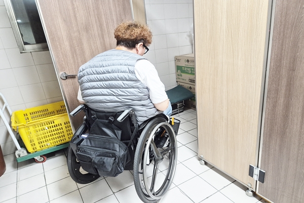 명지대학교 미래융합대학 미래교육원 1층 남녀장애인화장실 출입문은 여닫이로 손이 불편하거나 휠체어를 사용하는 장애인이 이용하기 힘들다. ©박종태