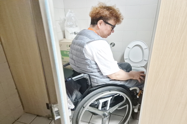명지대학교 미래융합대학 미래교육원 1층 남성장애인화장실 좁아서 휠체어 사용 장애인이 이용할 수 없으며, 출입하기도 힘들다. ©박종태