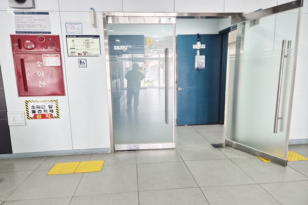 명지대학교 미래융합대학 미래교육원 1층 남녀비장애인화장실 입구 벽면에는 시각장애인이 손끝으로 만져 성별을 알 수 있는 점자표지판, 앞바닥에 점자블록이 설치됐다. ©박종태