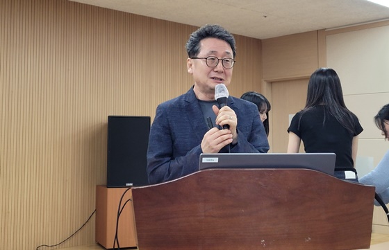 1일 오후 2시 30분 서울 여의도 이룸센터에서 개최된 ‘정신장애 국가책임제, 어떻게 할 것인가 대토론회’에서 기조 강연하는 서울대학교 사회복지학과 강상경 교수. ©에이블뉴스